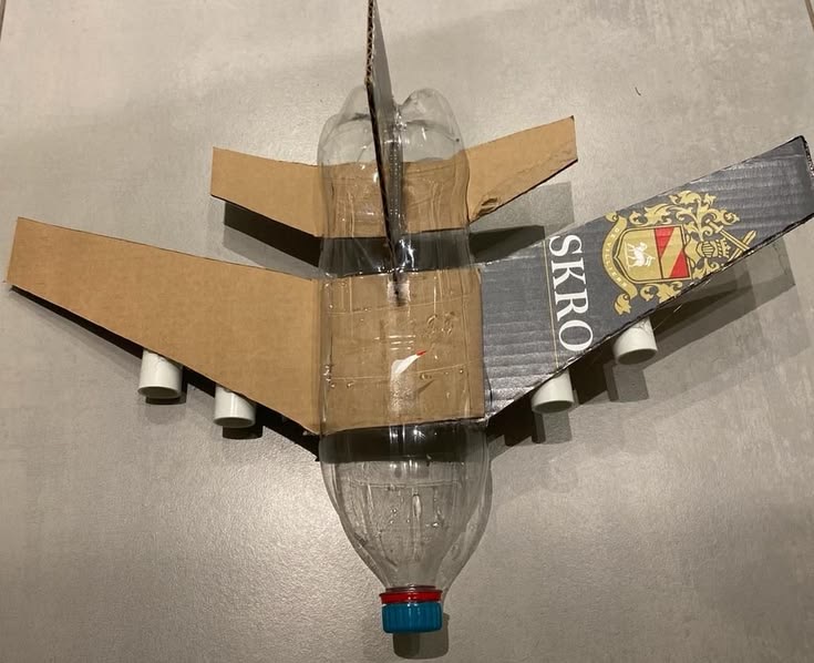 Avião construído com garrafa de plástico e asas de papelão