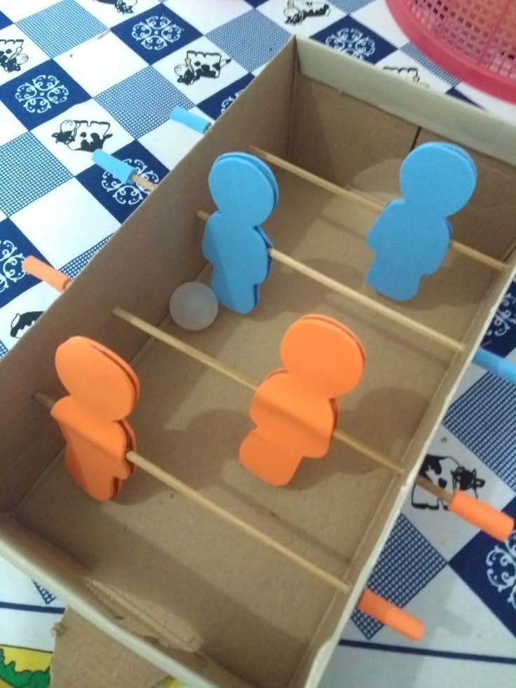 Jogo de matraquilhos feito com caixa de papelão, palitos e bonecos de esponja
