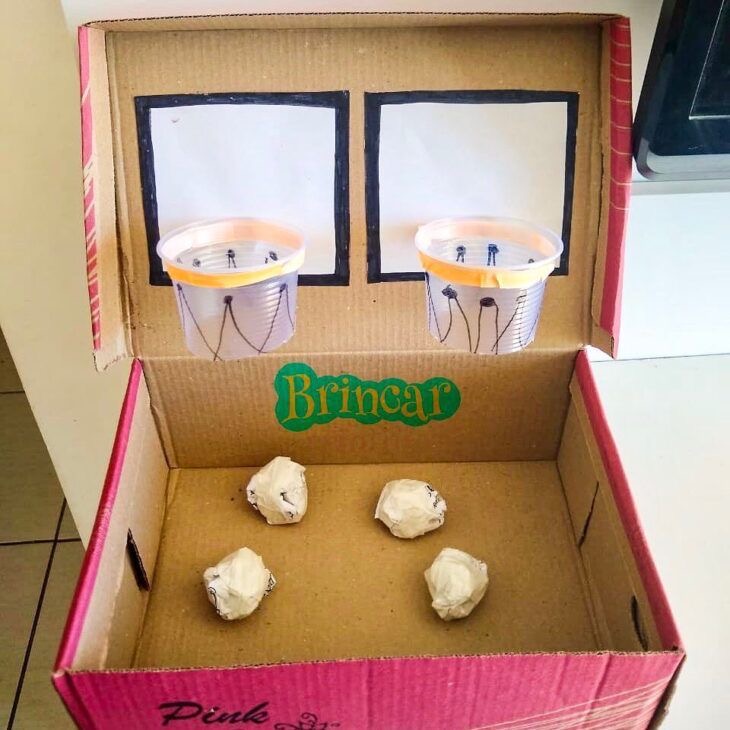 Jogo de acertar no cesto feito com caixa de papelão e copos de plástico
